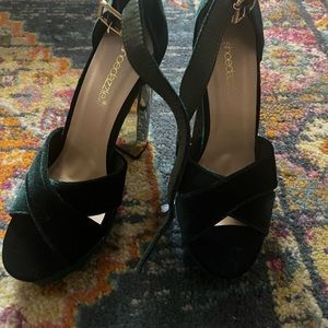 Gorgeous heels gold heel